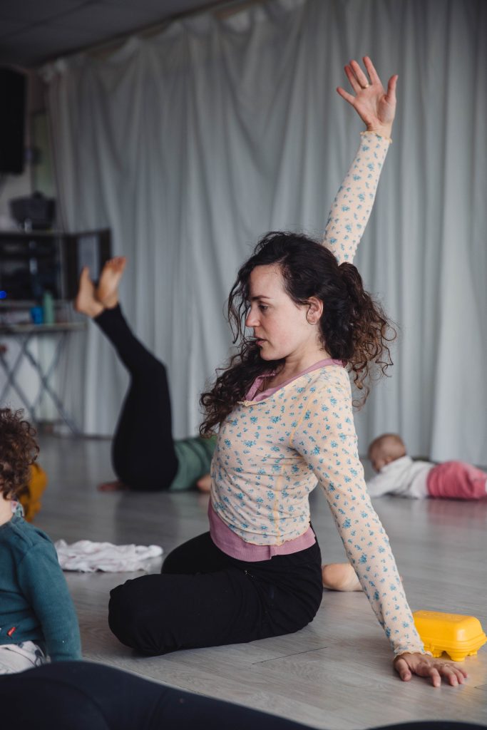 נועה פרומרמן מייסדת מאמאזזה מובילה תרגול תנועה במפגש אמהות ותינוקות